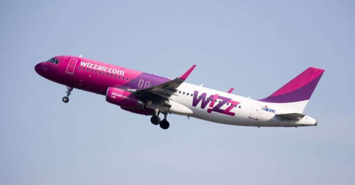 Wizz Air repülőgép felszállás közben.