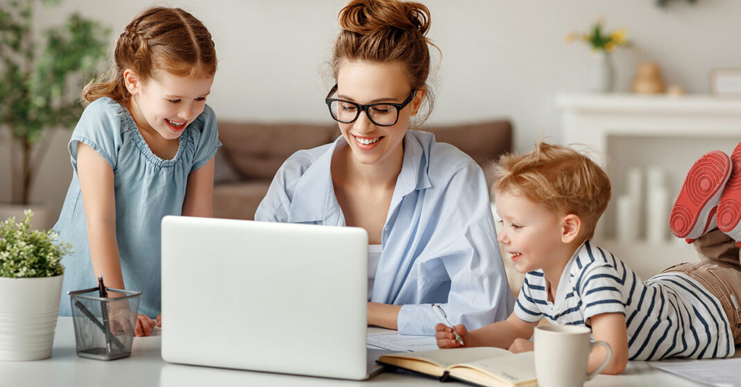anyuka a gyerekeivel laptopozik
