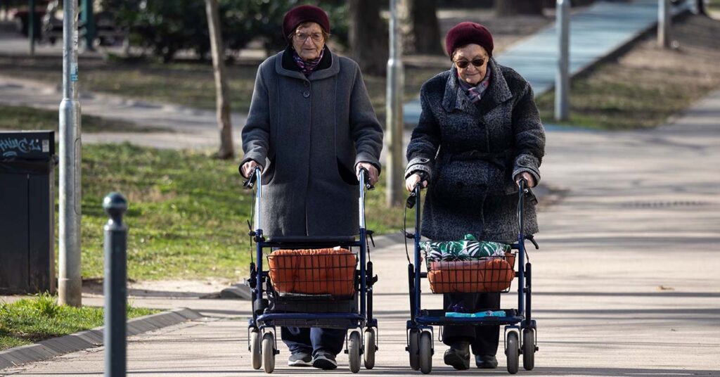 nyugdíjasok rollátorral sétálnak