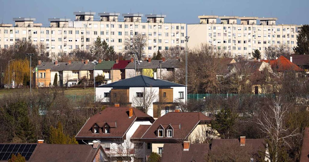 házak és panelházak látképe