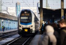 budapesti vasútállomásra vonat érkezik