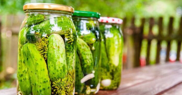 A befőttesüveg kinyitása gyorsan megy így: finom savanyúságok az asztalon.