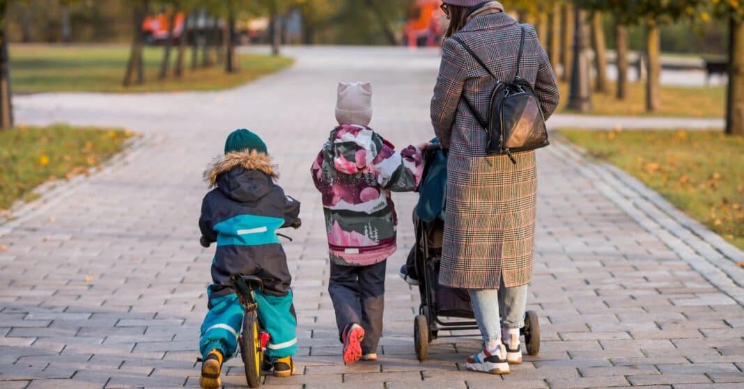 anyuka 3 gyermekével sétál a parkban