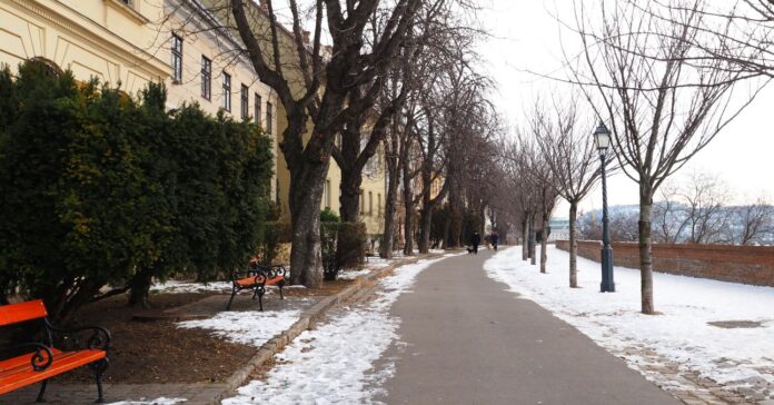 Budapesti utca télen, félig olvadt hóval borítva