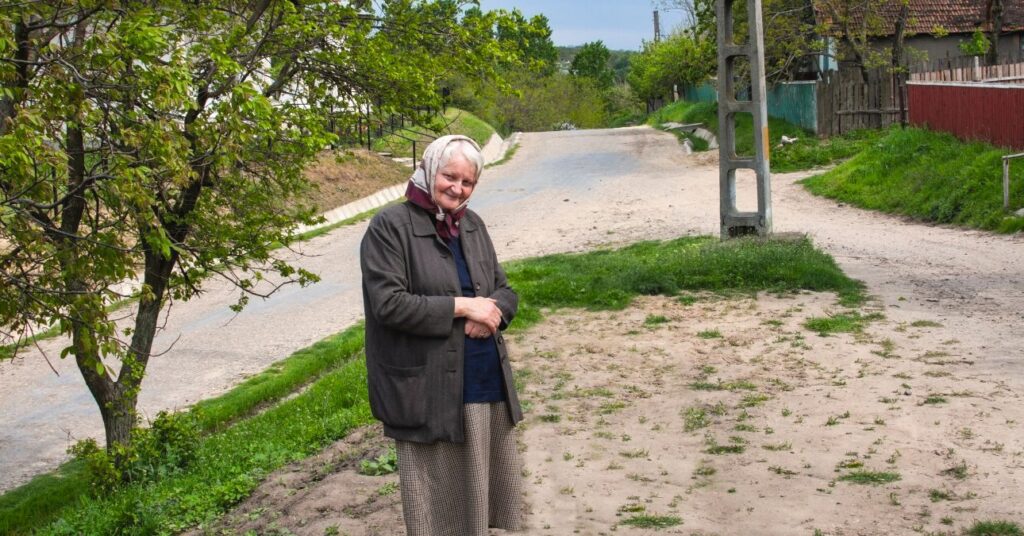 idős nyugdíjas néni vidéken