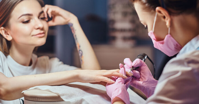 Mennyit keres egy műkörmös? Erről beszélget két csinos nő a szalonban