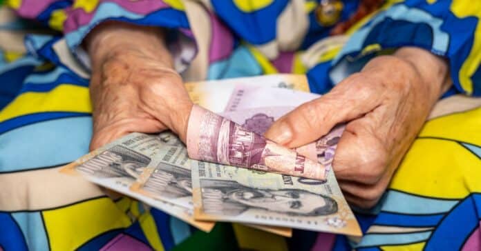 idős nő kezében magyar bankjegyek