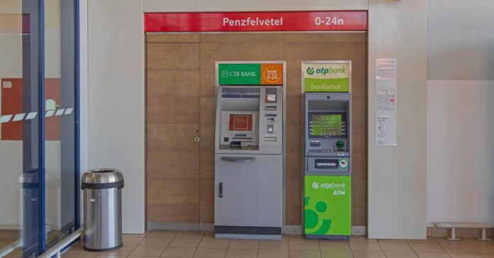OTP és CIB ATM egymás mellett egy bevásárlóközpont folyósóján