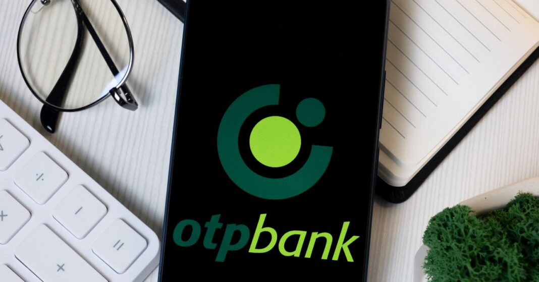 OTP logó okostelefonon, mellette billentyűzet és szemüveg