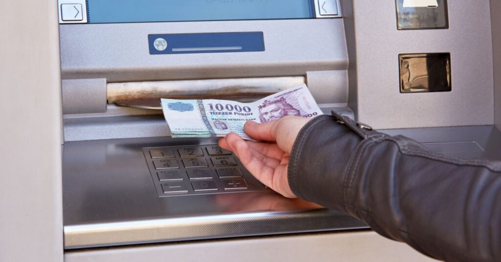bankautomatából pénzt vesz fel egy nő
