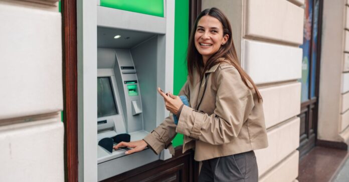 Készpénzfelvétel automatából.