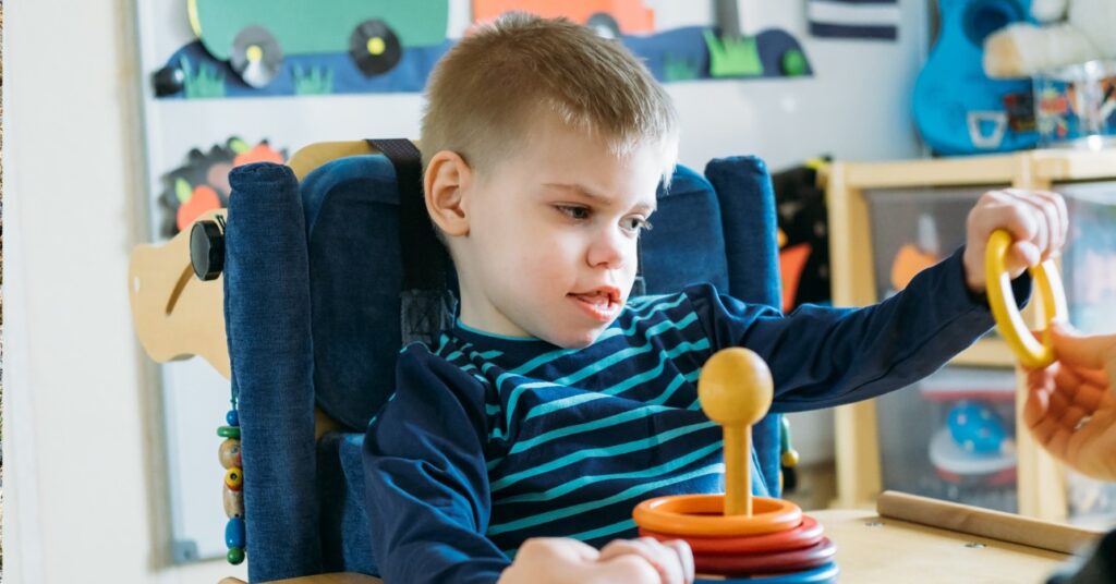 értelmi fogyatékos gyerek játszik