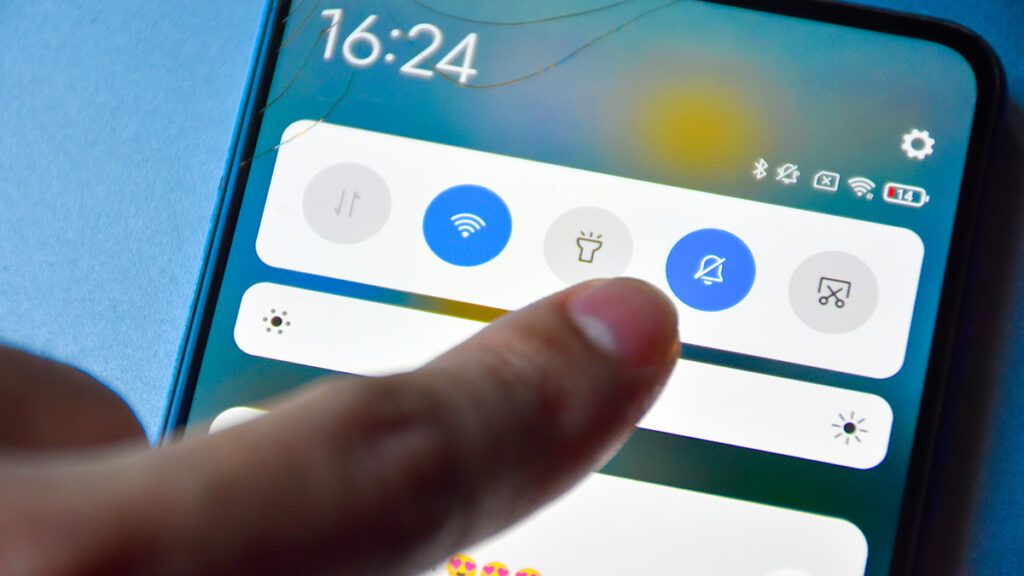 lehallgat a telefonunk