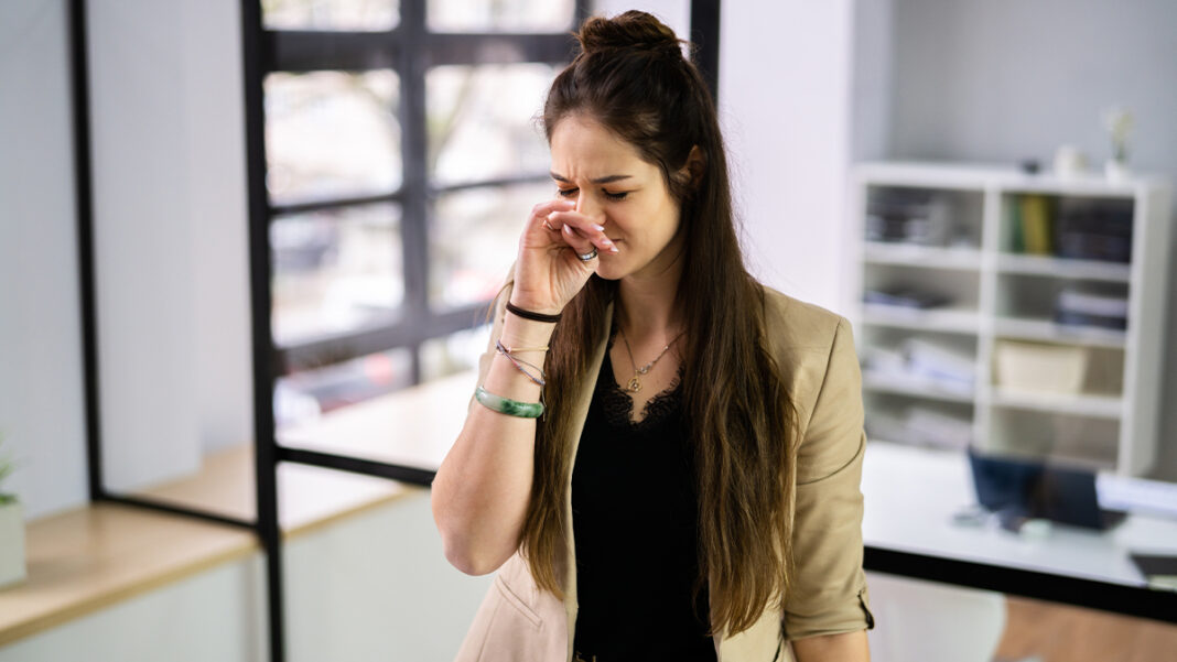 büdös az irodában