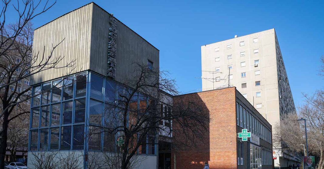 Patika Budapesten, brutalista stílusú épületek és panelház