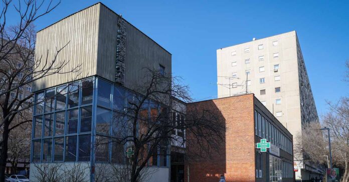 Patika Budapesten, brutalista stílusú épületek és panelház