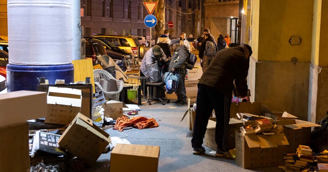 lomtalanítás Budapesten, utcakép lomisokkal és lomokkal