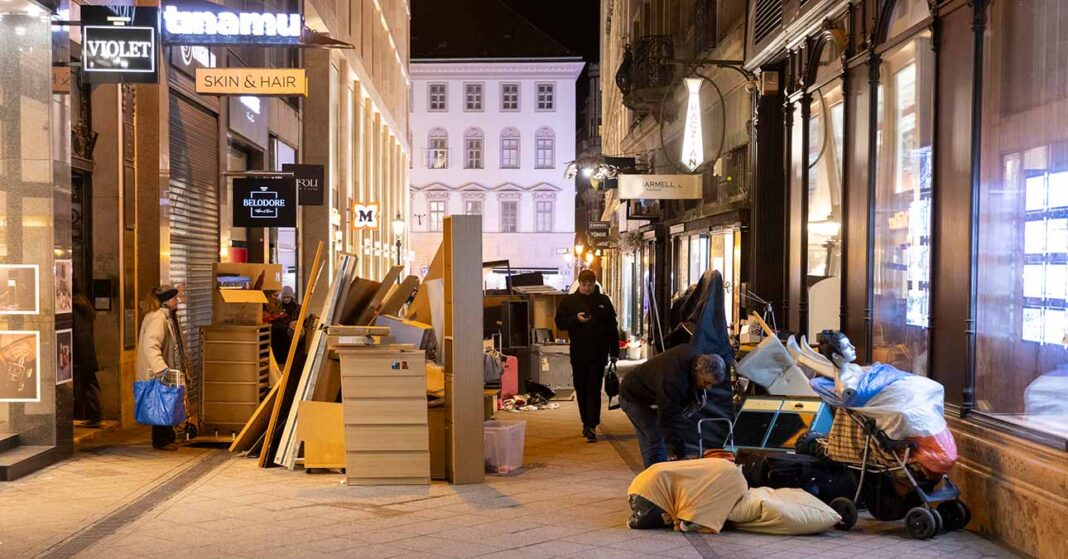 lomtalanítás Budapesten, utcakép lomisokkal este