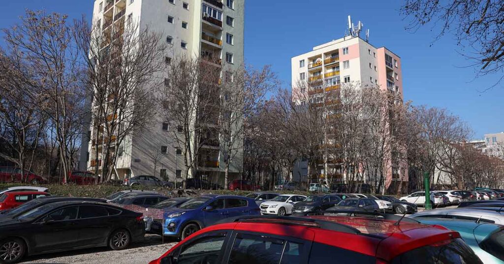 magas panel épületek parkoló autókkal