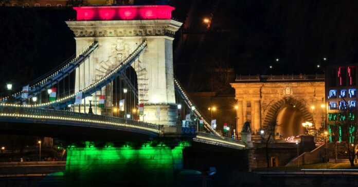 az 1848-49-es szabadságharc tiszteletére nemzeti színekbe öltöztetett Lánchíd
