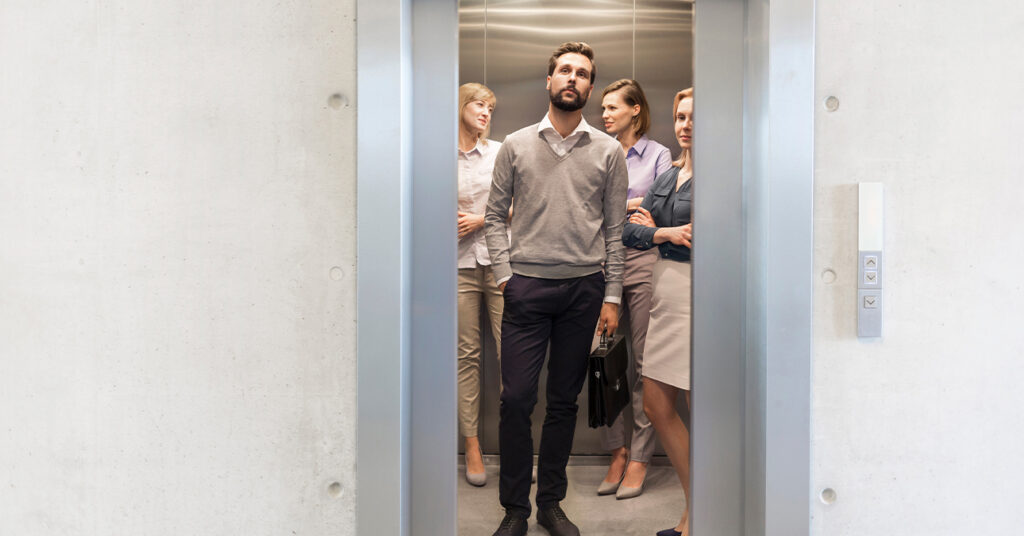 köszönés a liftben