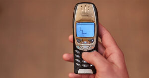 Régi Nokia mobiltelefon Snake játékkal