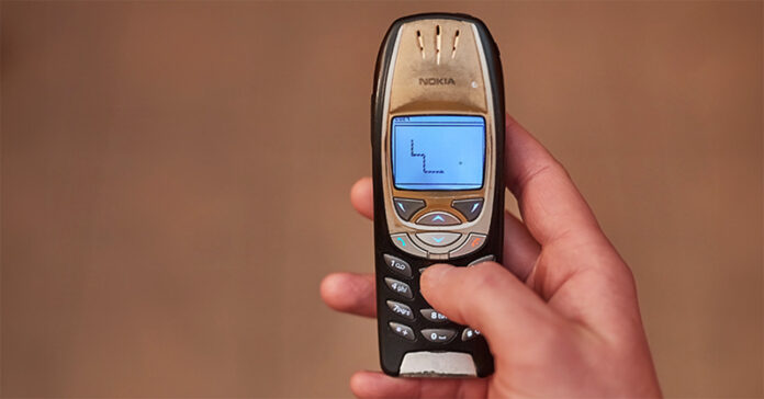 Régi Nokia mobiltelefon Snake játékkal