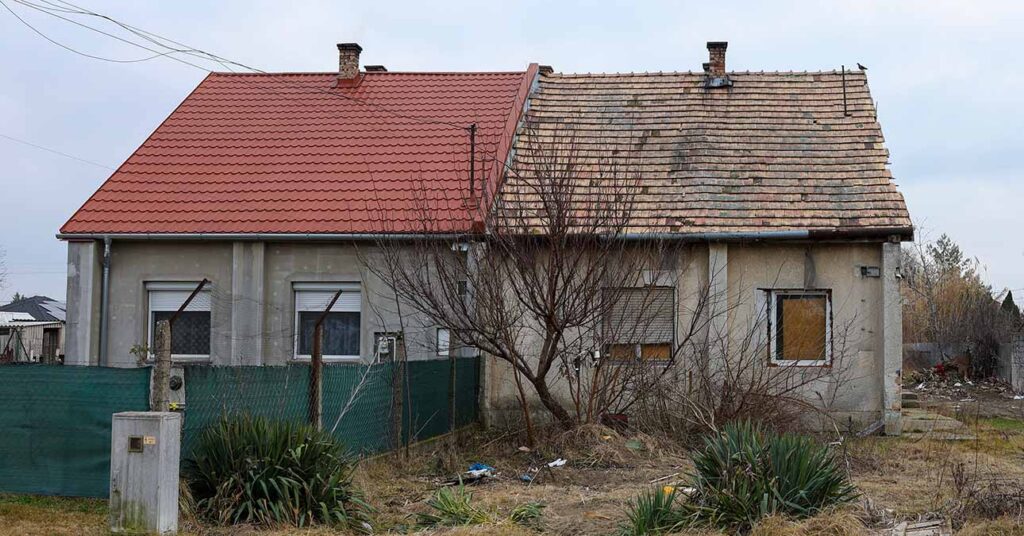 felújított, jó állapotban lévő ház/omladozó, lelakott ház kontrasztban