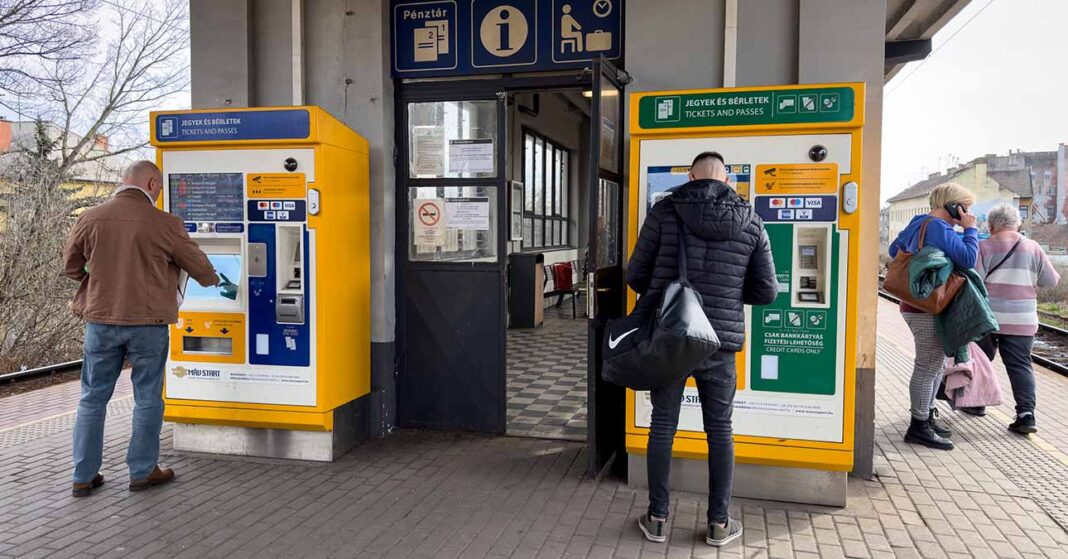 budapesti pályaudvaron jegyet vásárolnak az emberek