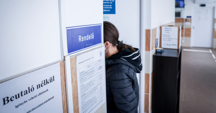 HOV-OST-086_orvosi_rendelo_2-r orvosi rendelő várójából lép be a vizsgálóba egy fiatal férfi