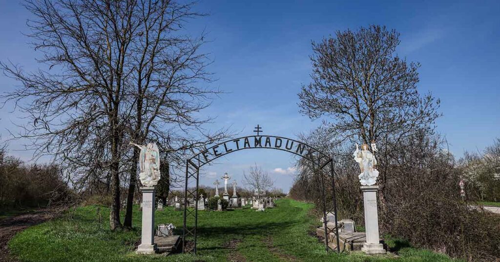 egy temető bejárata nappal