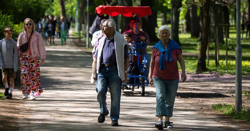 szabadban sétáló emberek