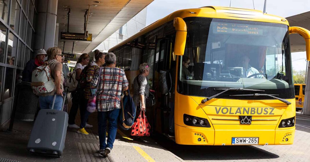 Sárga Volánbusz az állomáson, felszálló utasok