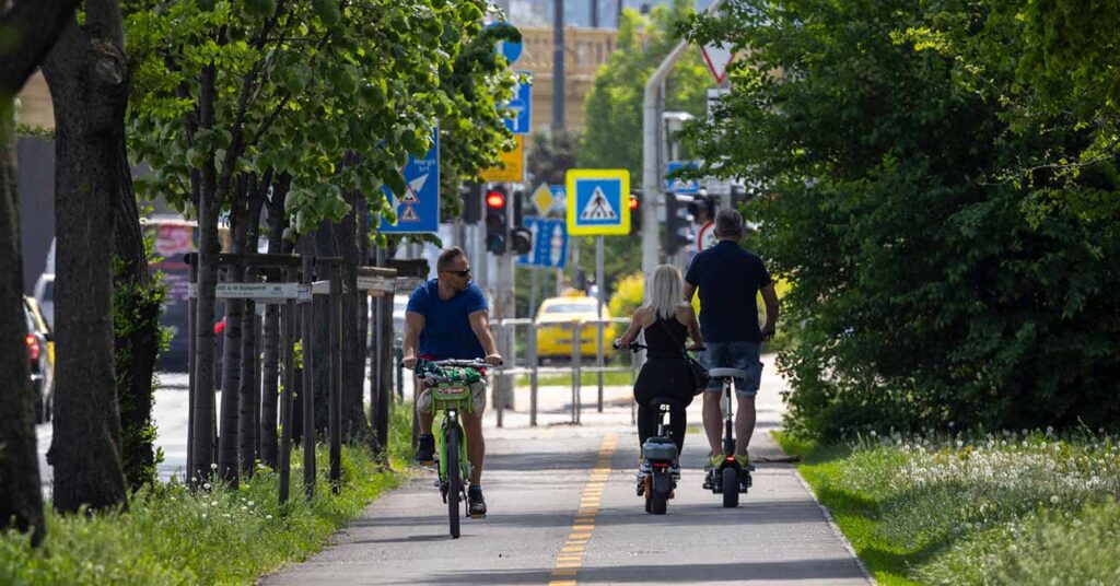 bicikliúton biciklisek bicikliznek