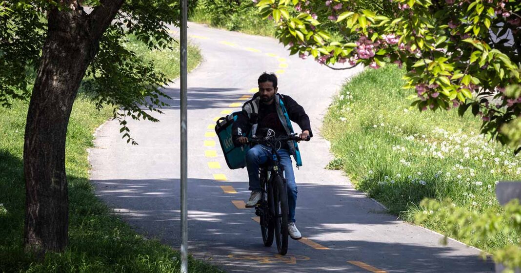 wolt futár az utcán robogóval