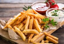 Hidegen indított sült krumpli szószokkal fatányéron