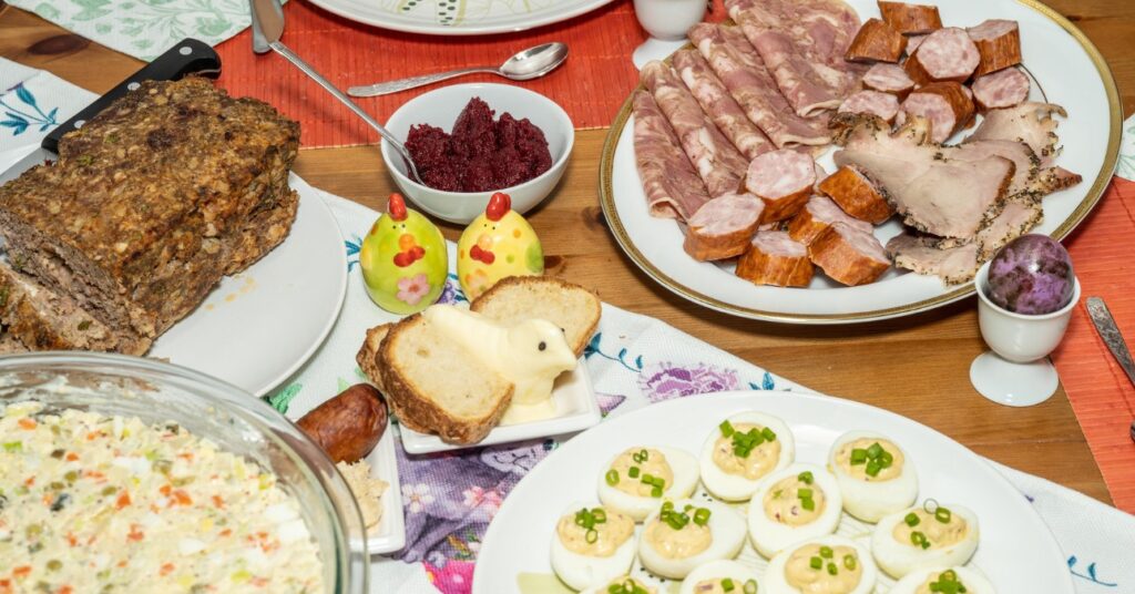 finomságoktól roskadozó húsvéti asztal