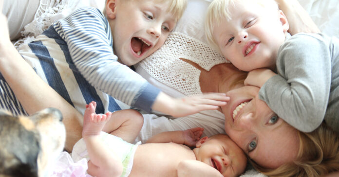 3 gyerekes anyák szja-mentessége, anyuka és gyermekei