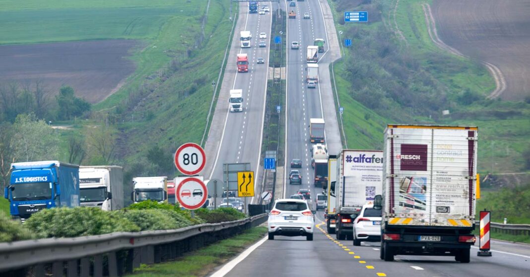 forgalmas autópálya autókkal