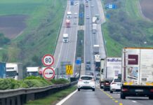 forgalmas autópálya autókkal