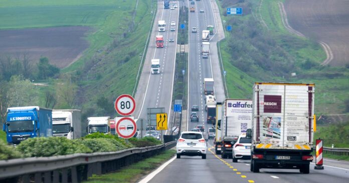 forgalmas autópálya autókkal