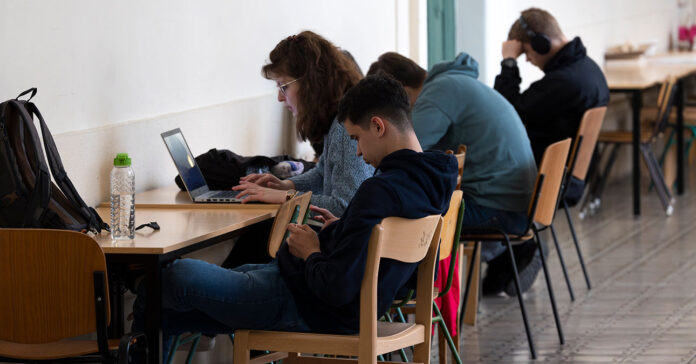 HOV-OST-127_diakok_3-r tizenéves diák iskolapadban ülnek