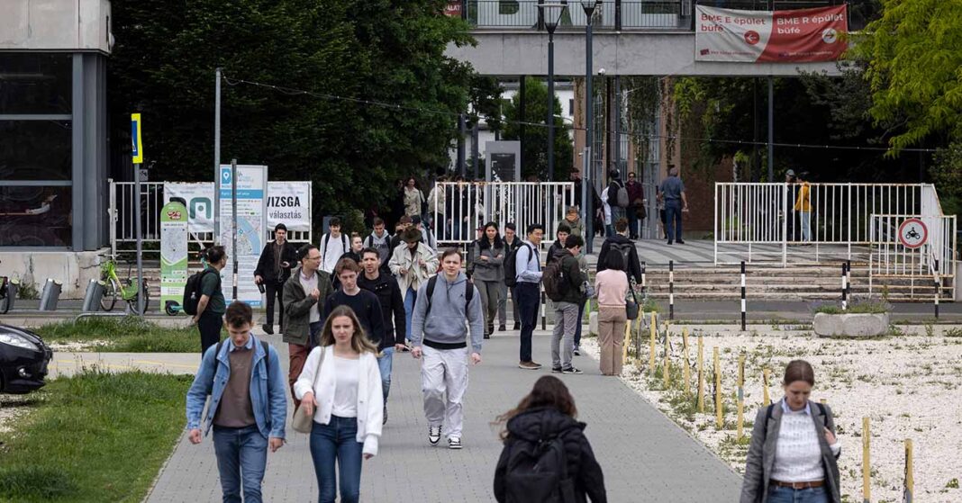 szállingozó diákok a BME épülete előtt
