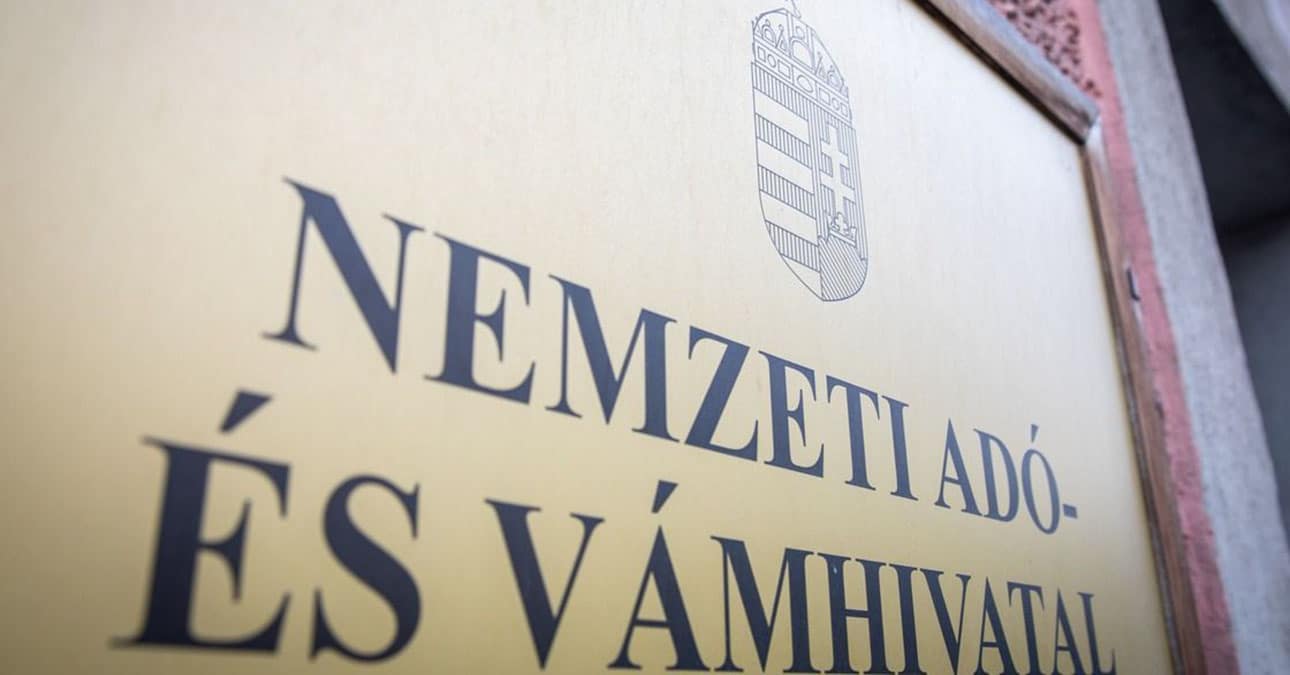 NAV tábla közelről