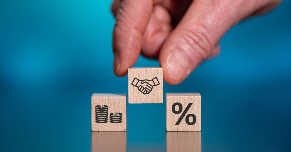 három fakocka egyszerű piktogramokkal