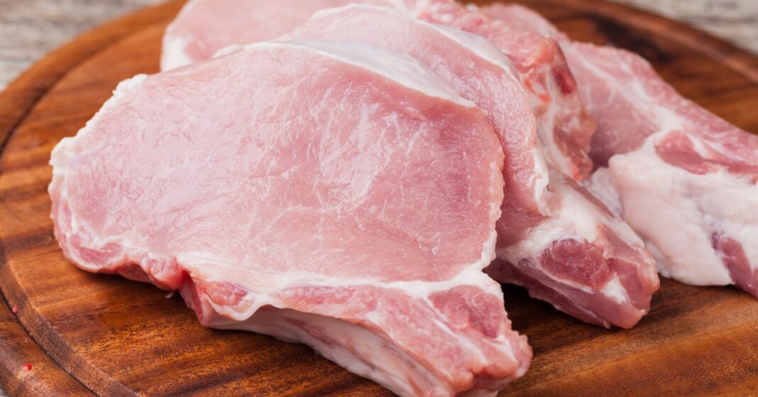 friss hús nem jó friss karaj a konyhapulton, vágódeszkán