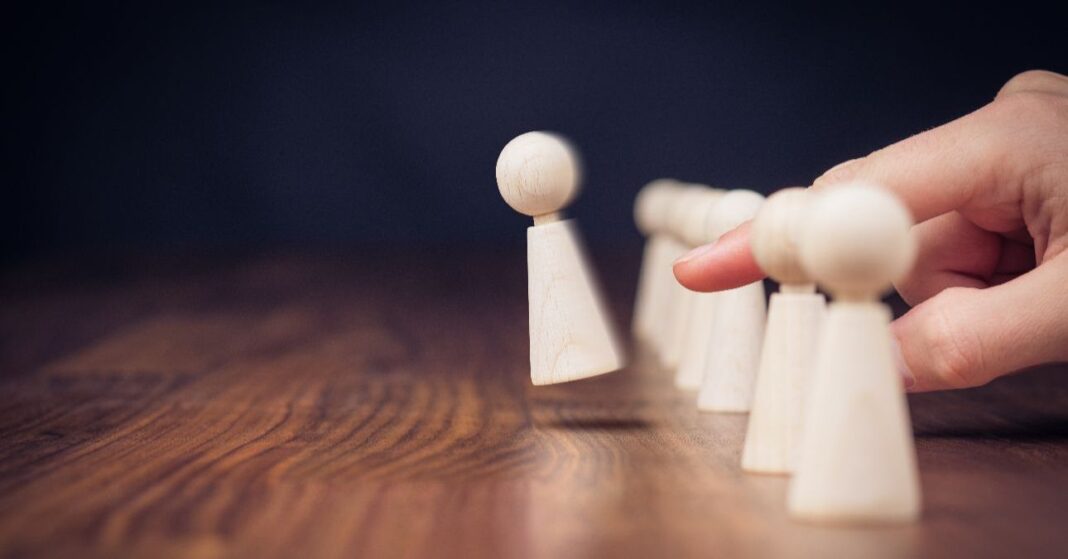 fabábuk sorban, egyet épp kilöknek ujjal