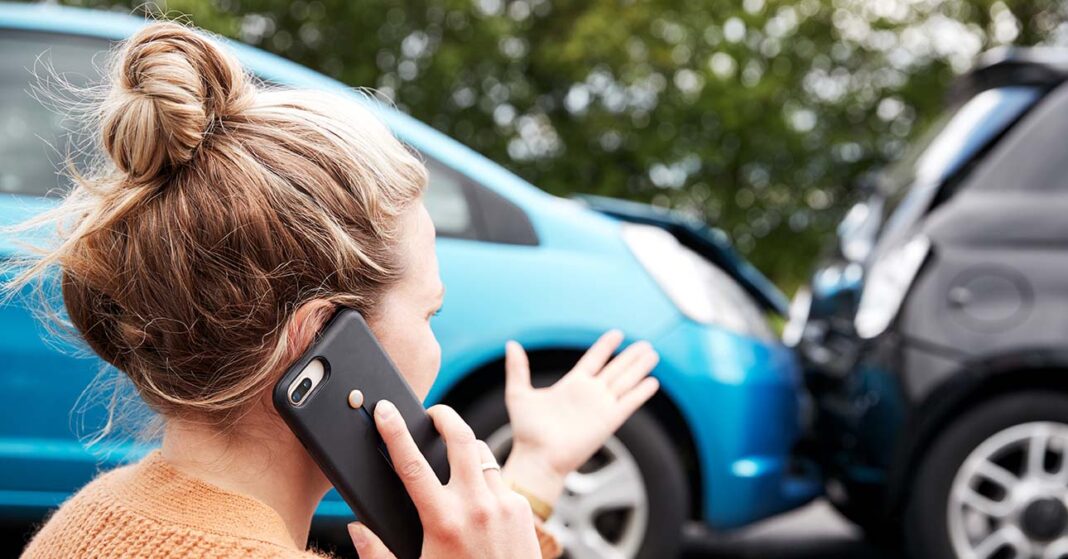 kgfb-2 Szőke nő telefonál, miután balesetet okozott az autójával