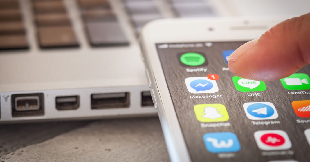 messenger Okostelefon kijelzőjén a Messenger applikációval