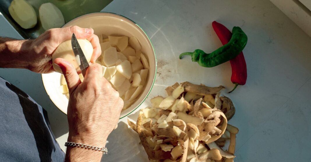 mire jó a burgonya héja lead burgonya pucolás késsel egy lábos felett